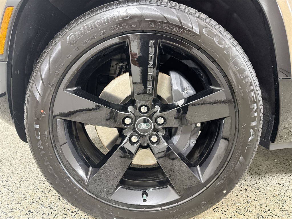 2025 Land Rover Defender 130 X-Dynamic SE photo 9