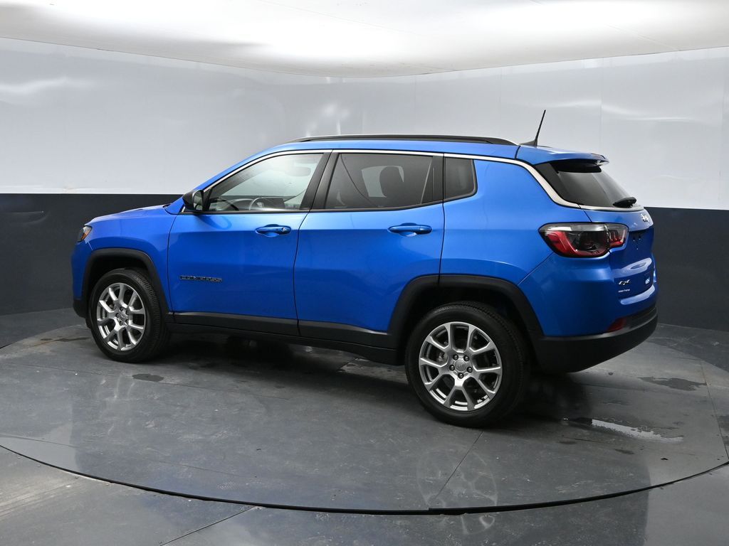 2022 Jeep Compass Latitude Lux photo 4