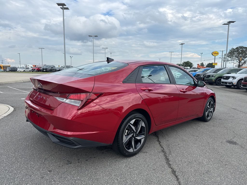 2023 Hyundai Elantra SEL photo 3
