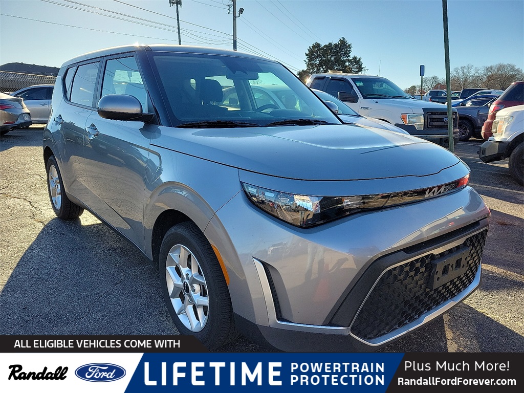 2023 Kia Soul LX's photo