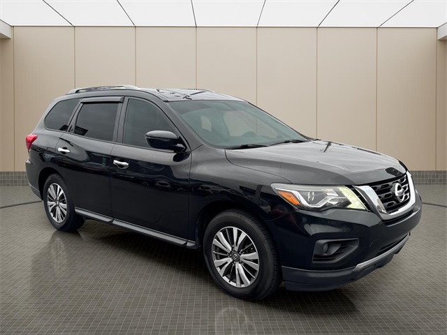 2019 Nissan Pathfinder SV photo 2