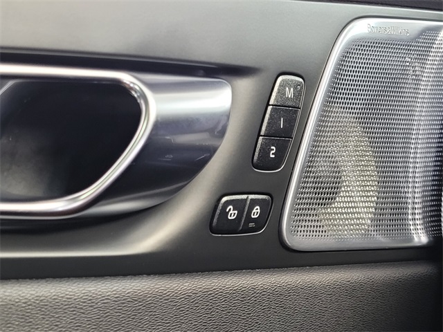 2022 Volvo XC60 B5 R-Design photo 35