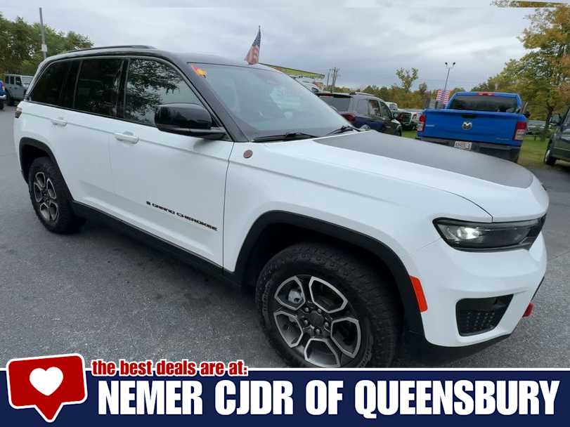 2022 Jeep Grand Cherokee Trailhawk photo 2