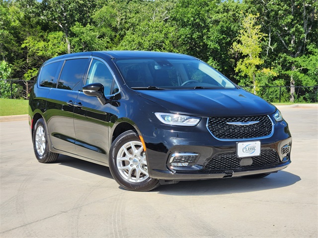 2024 Chrysler Pacifica Touring L's photo