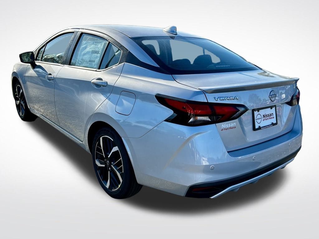 2025 Nissan Versa SR photo 4