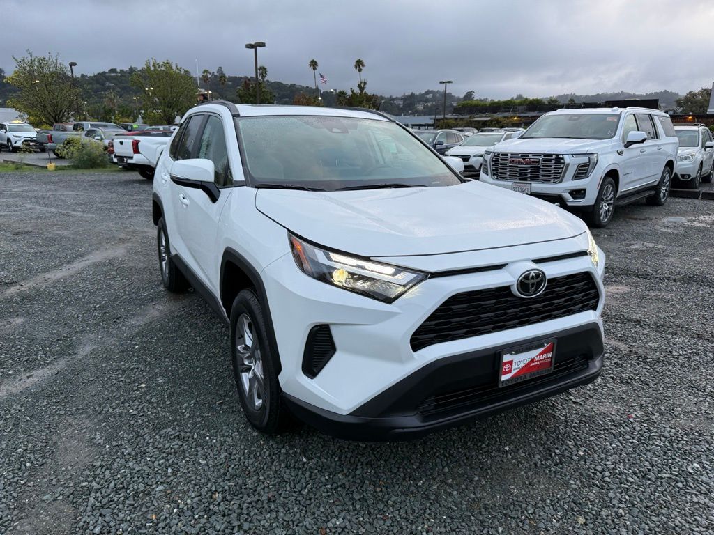 2025 Toyota RAV4 XLE photo 3