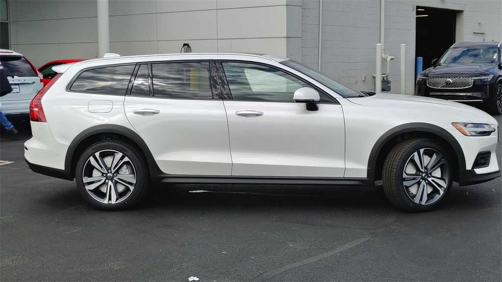 2026 Volvo V60 Cross Country B5 Plus photo 2