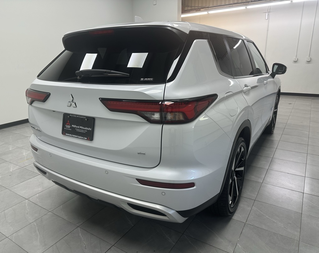 2024 Mitsubishi Outlander SE photo 2