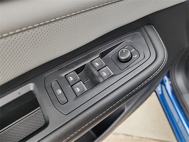 2025 Volkswagen Atlas Cross Sport SEL R-Line photo 9