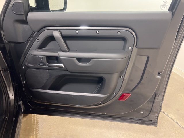 2025 Land Rover Defender 90 S photo 21