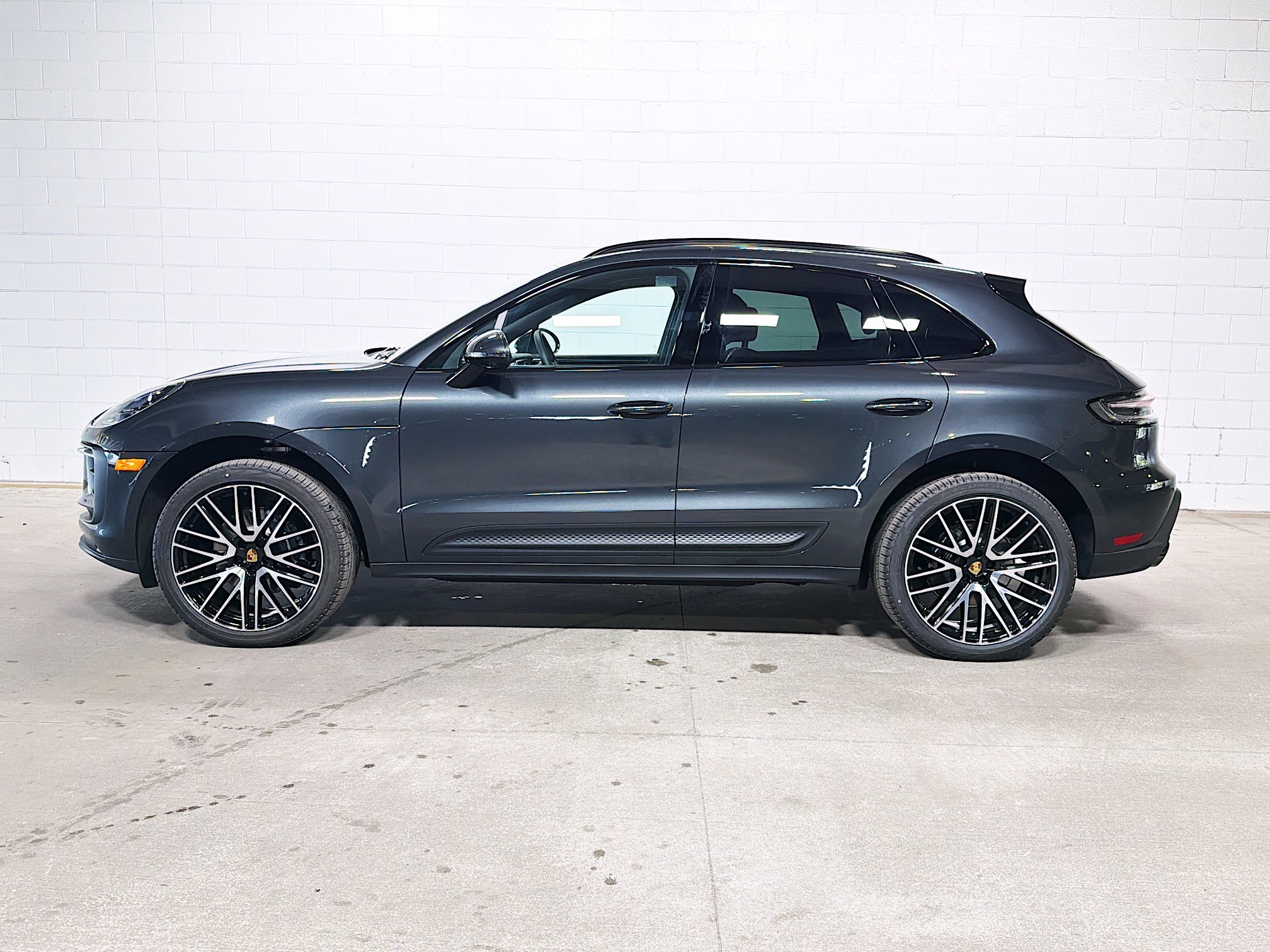 2026 Porsche Macan T photo 2