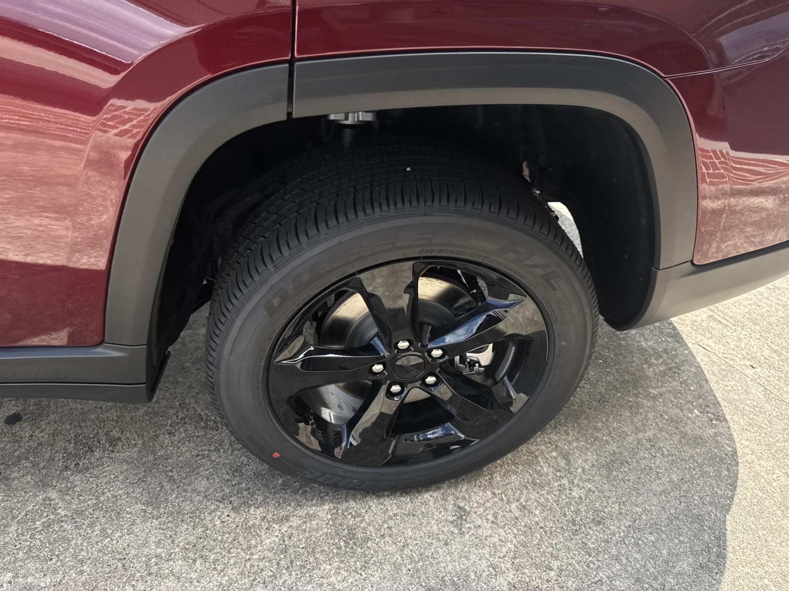 2025 Jeep Grand Cherokee Altitude photo 3