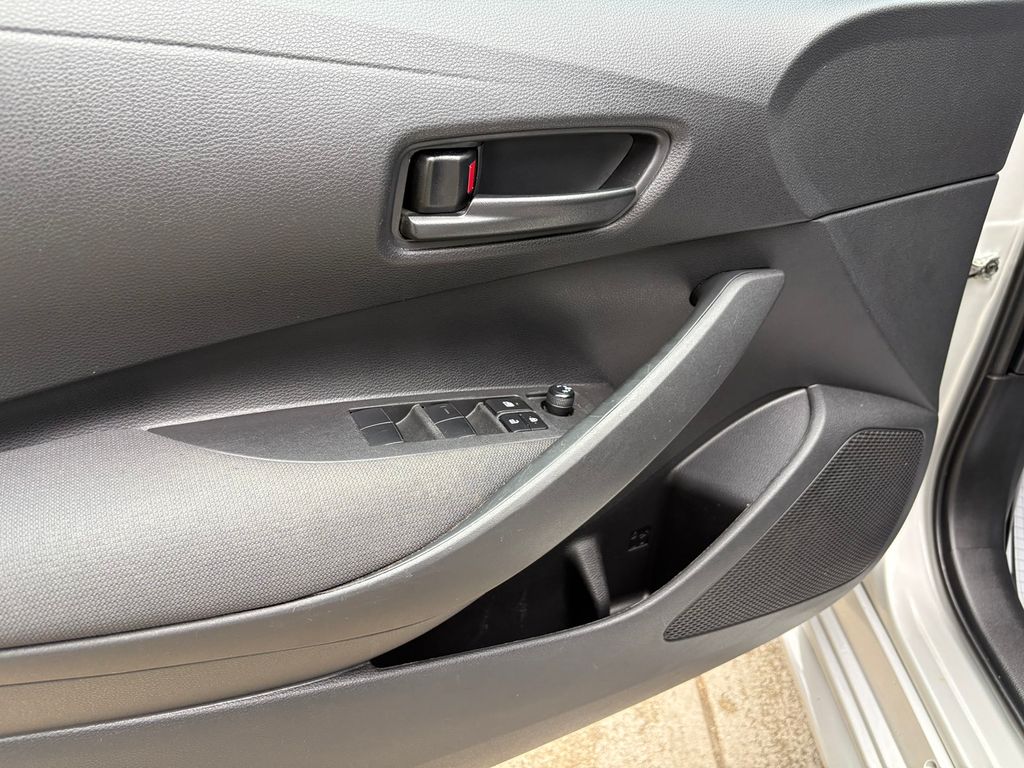 2022 Toyota Corolla LE photo 13