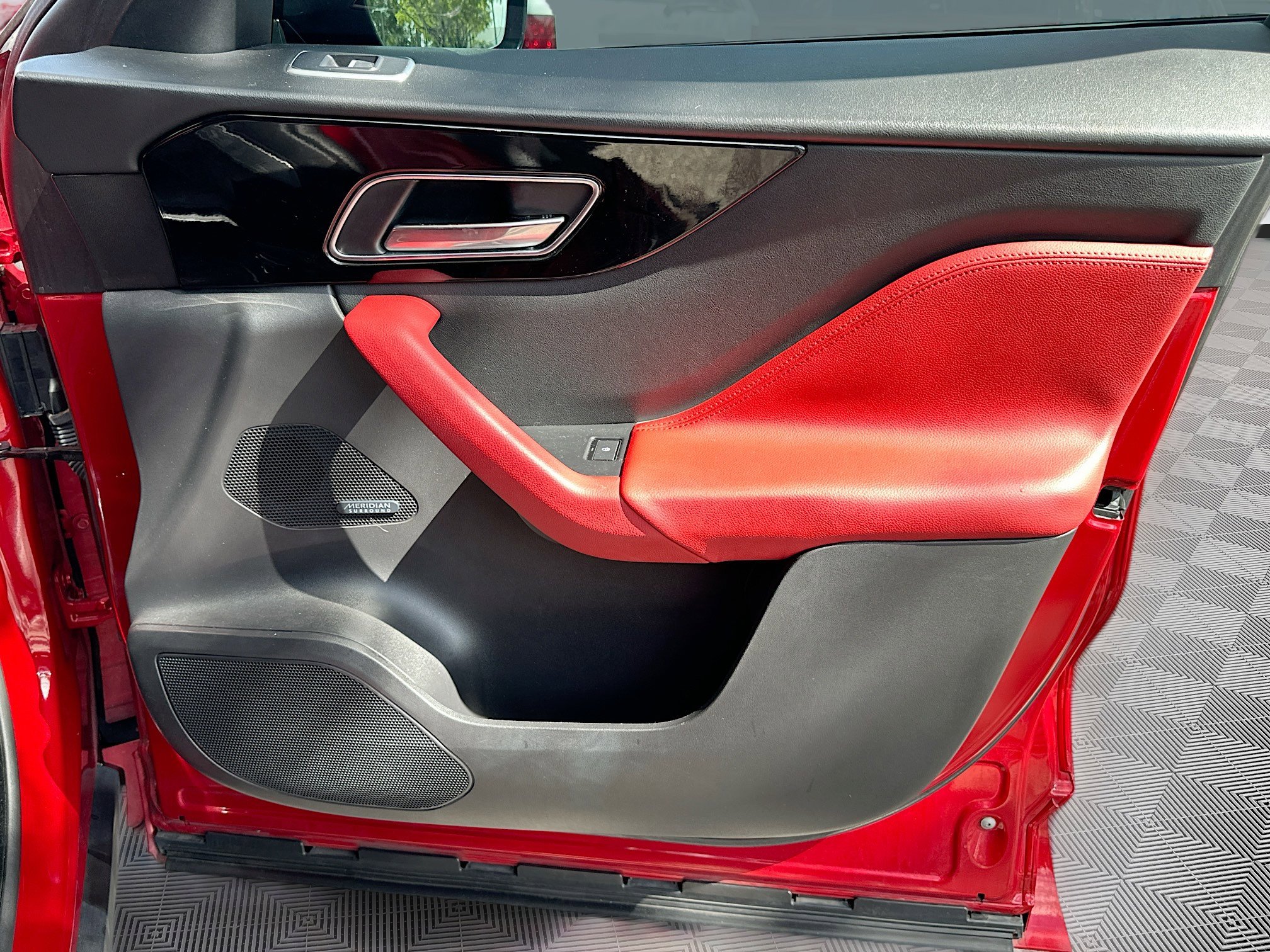 2018 Jaguar F-PACE R-Dynamic SE photo 32