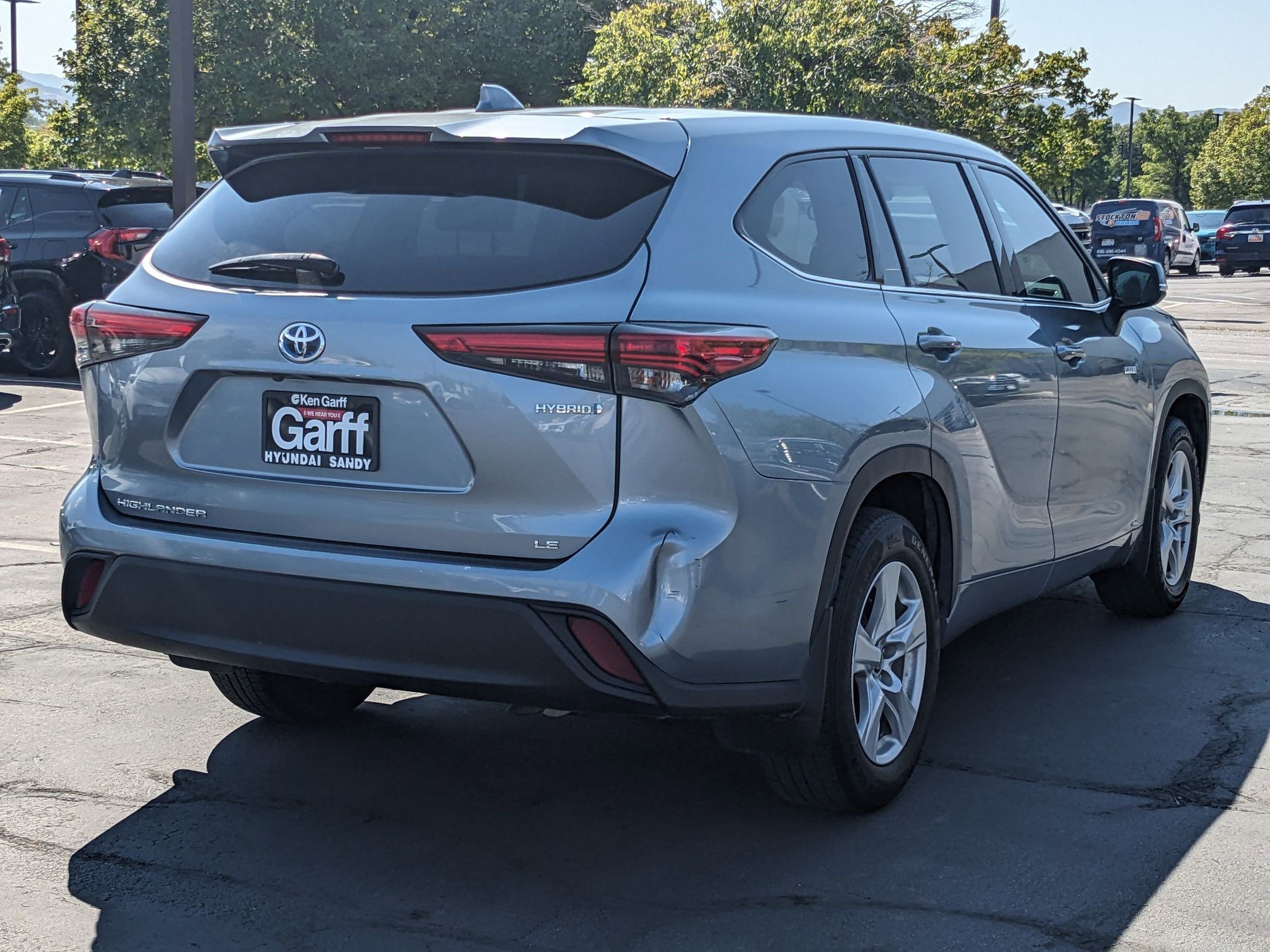 2021 Toyota Highlander Hybrid LE photo 3