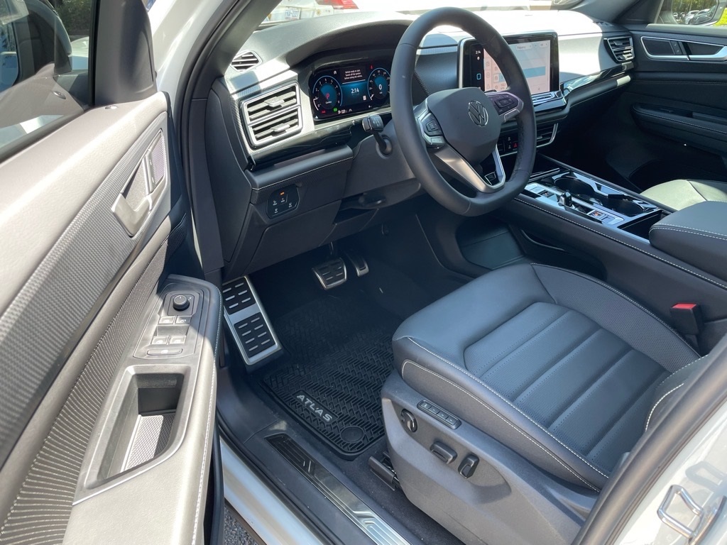 2025 Volkswagen Atlas Cross Sport SEL R-Line photo 16