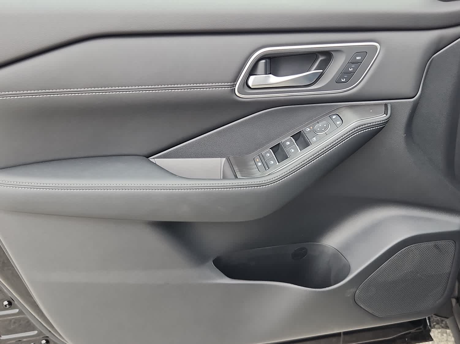 2026 Nissan Rogue Platinum photo 5