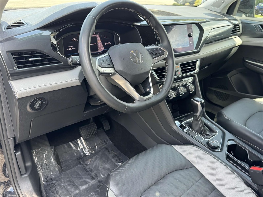 2022 Volkswagen Taos SEL photo 2