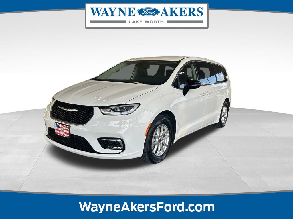 2024 Chrysler Pacifica Touring L's photo