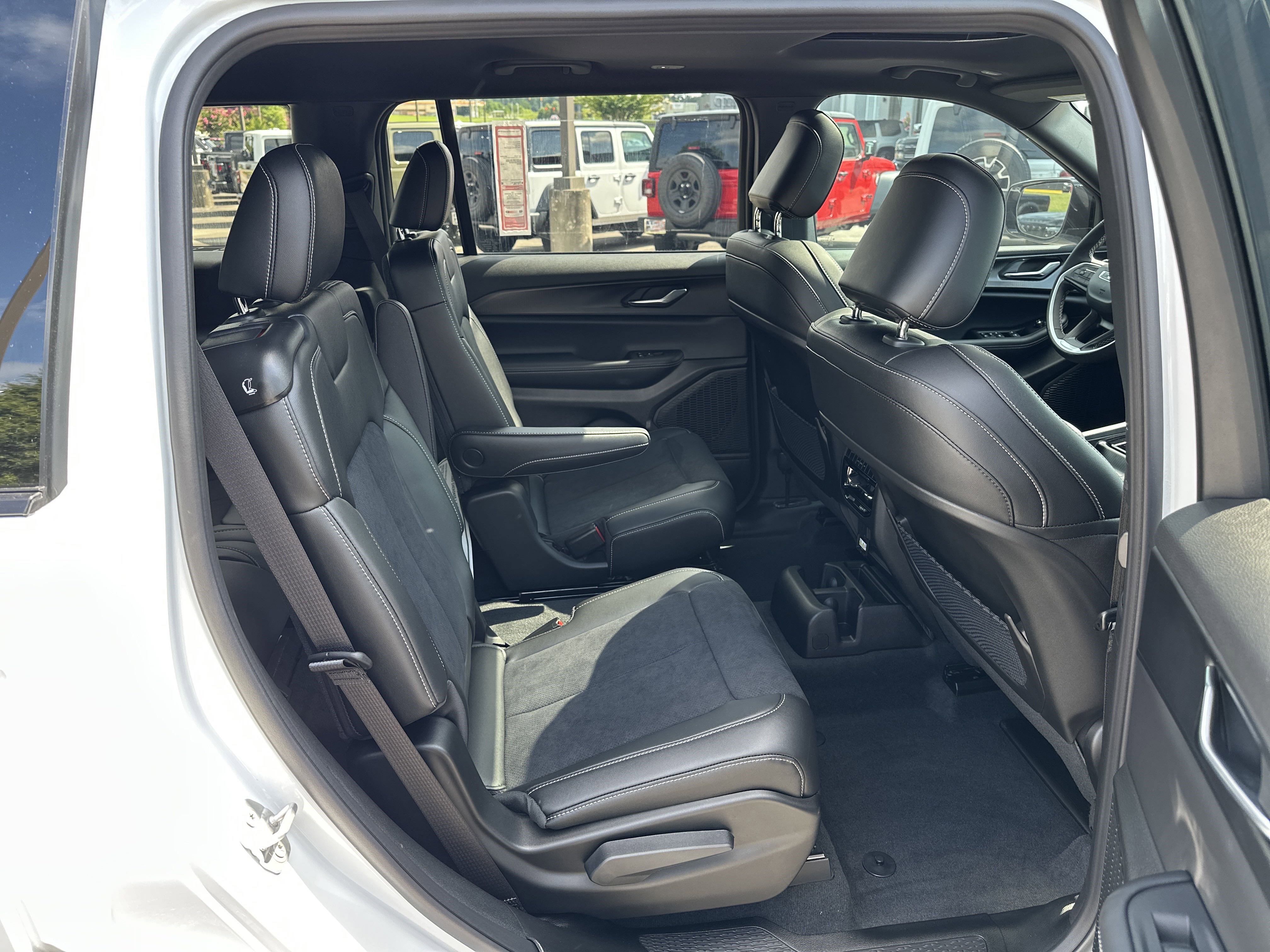 2025 Jeep Grand Cherokee Altitude X photo 3