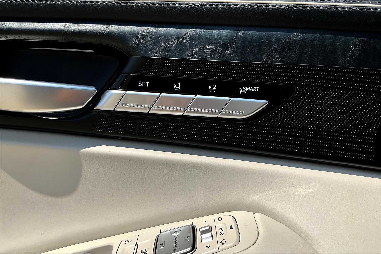 2022 Genesis G90 3.3T Premium photo 31
