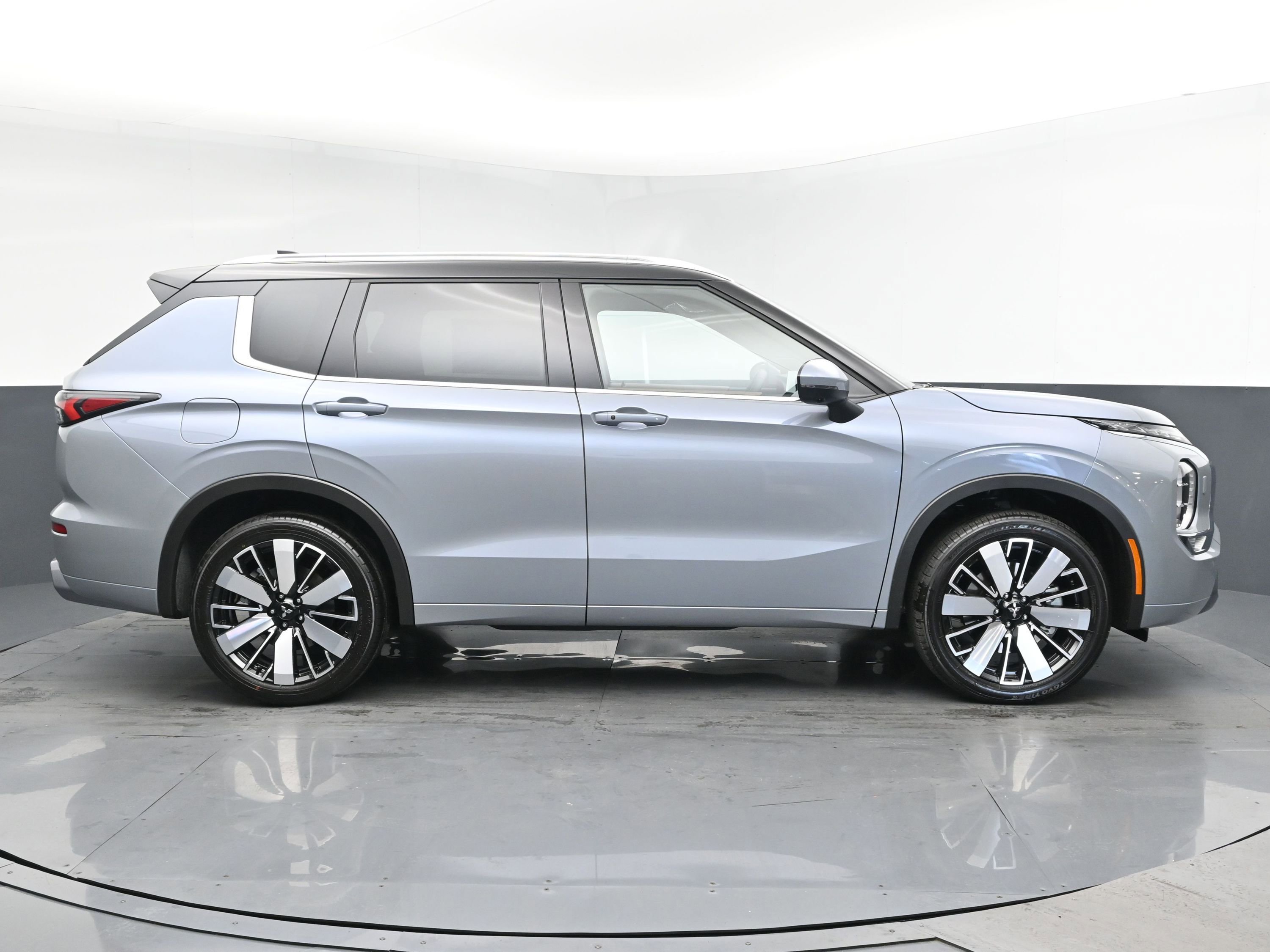 2025 Mitsubishi Outlander SEL photo 3