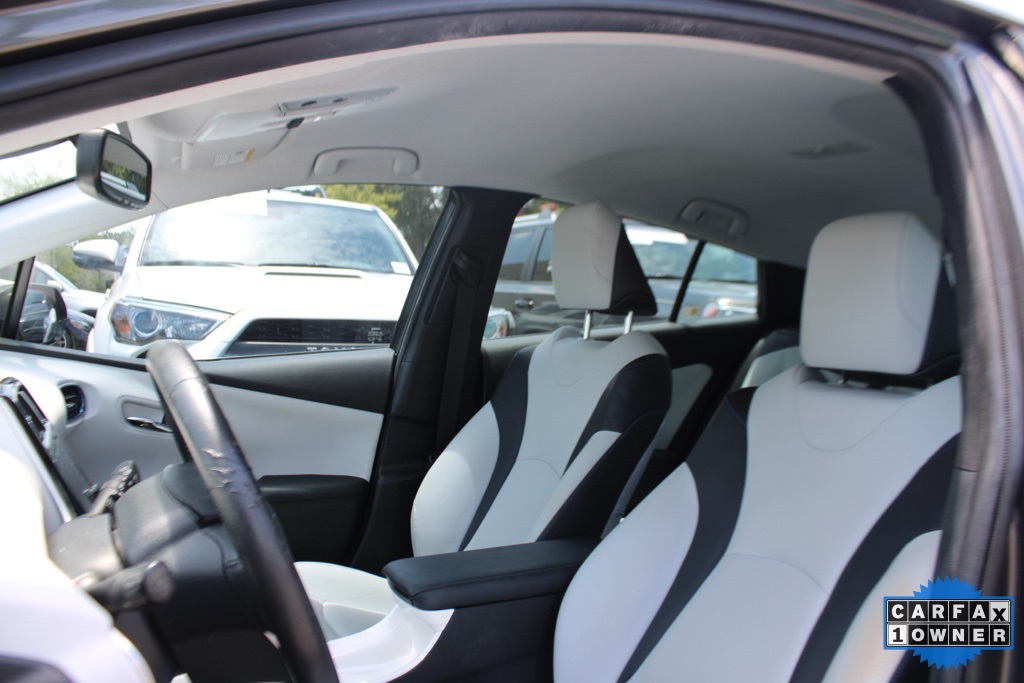 2017 Toyota Prius Four photo 4