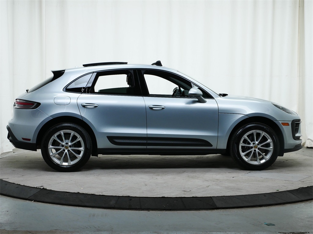 2025 Porsche Macan T photo 7