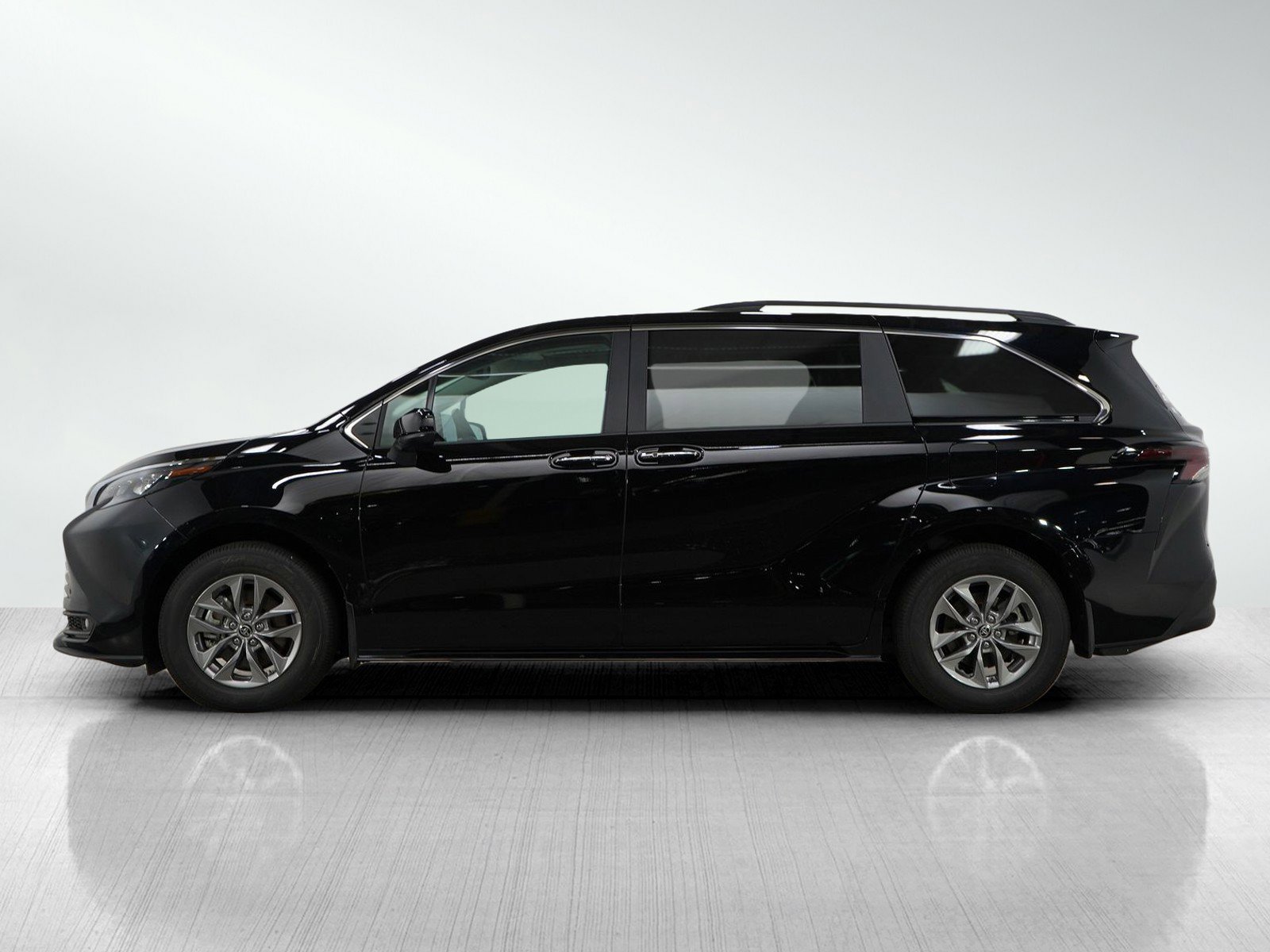 Used 2025 Toyota Sienna XLE with VIN 5TDJSKFCXSS175223 for sale in Bloomington, Minnesota