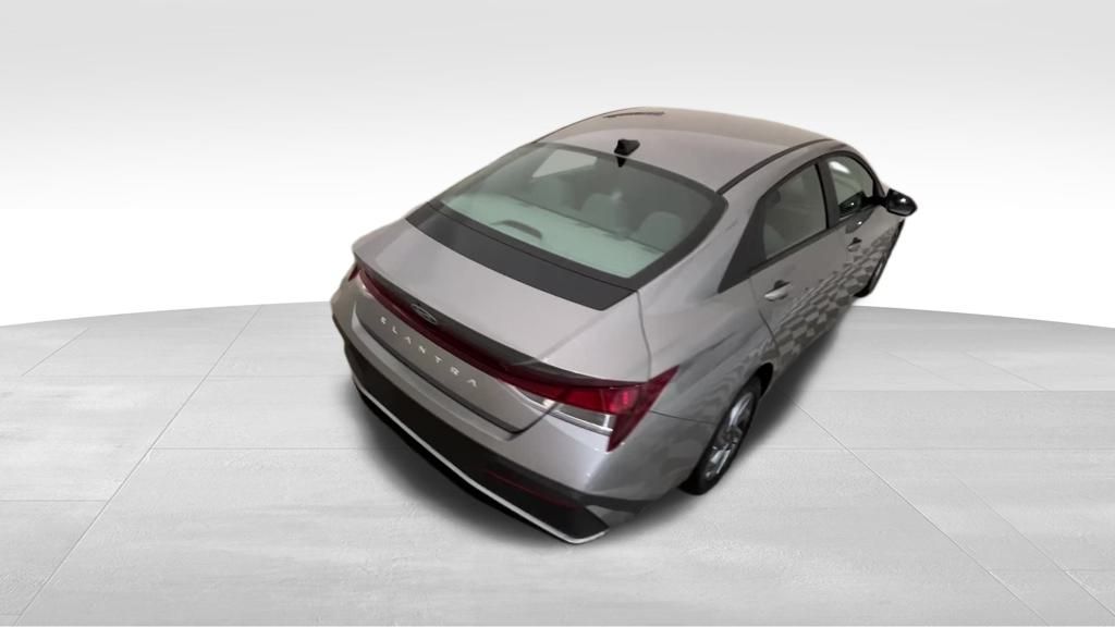 2024 Hyundai Elantra SEL photo 4