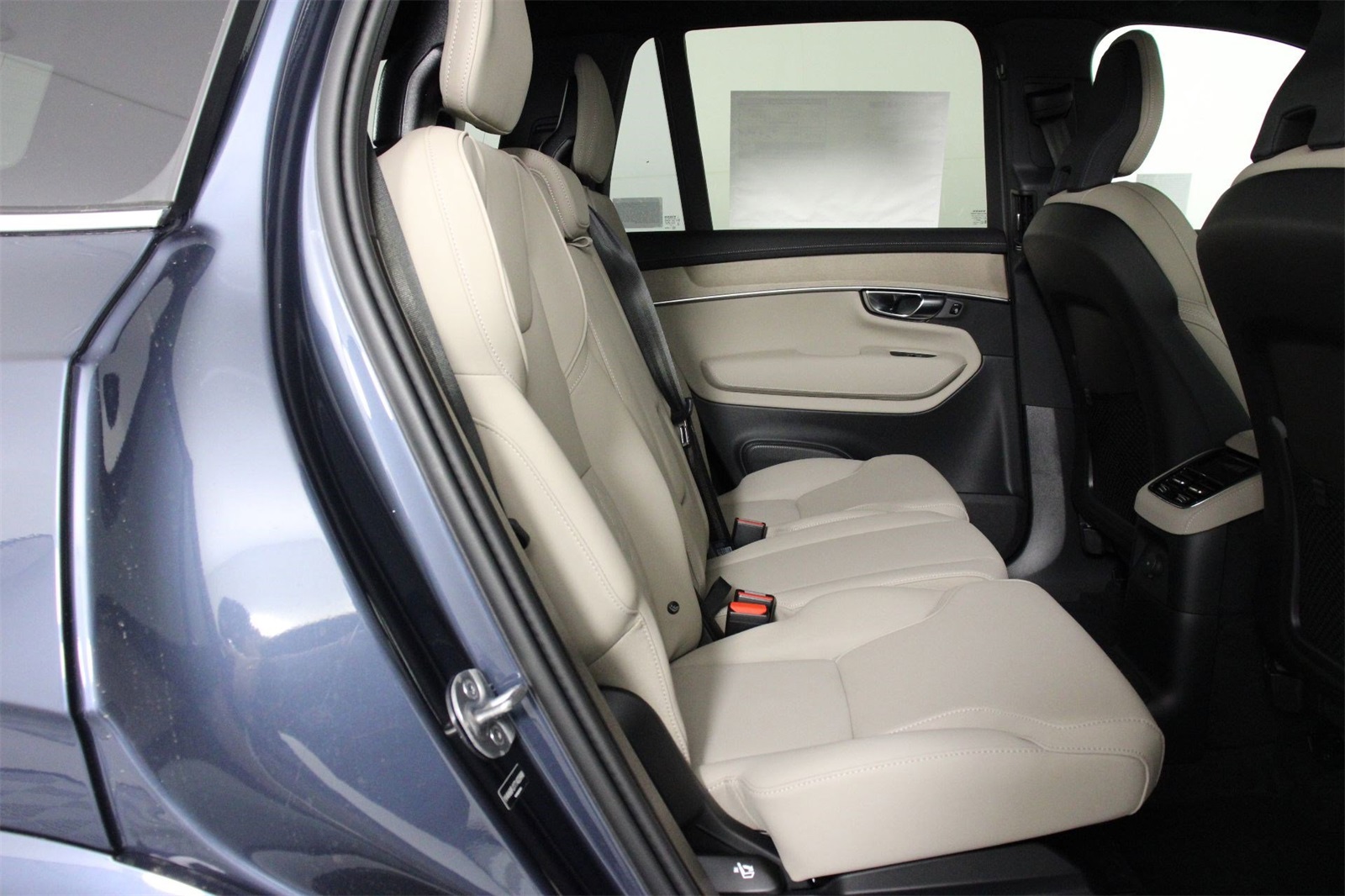 2026 Volvo XC90 T8 Core photo 11