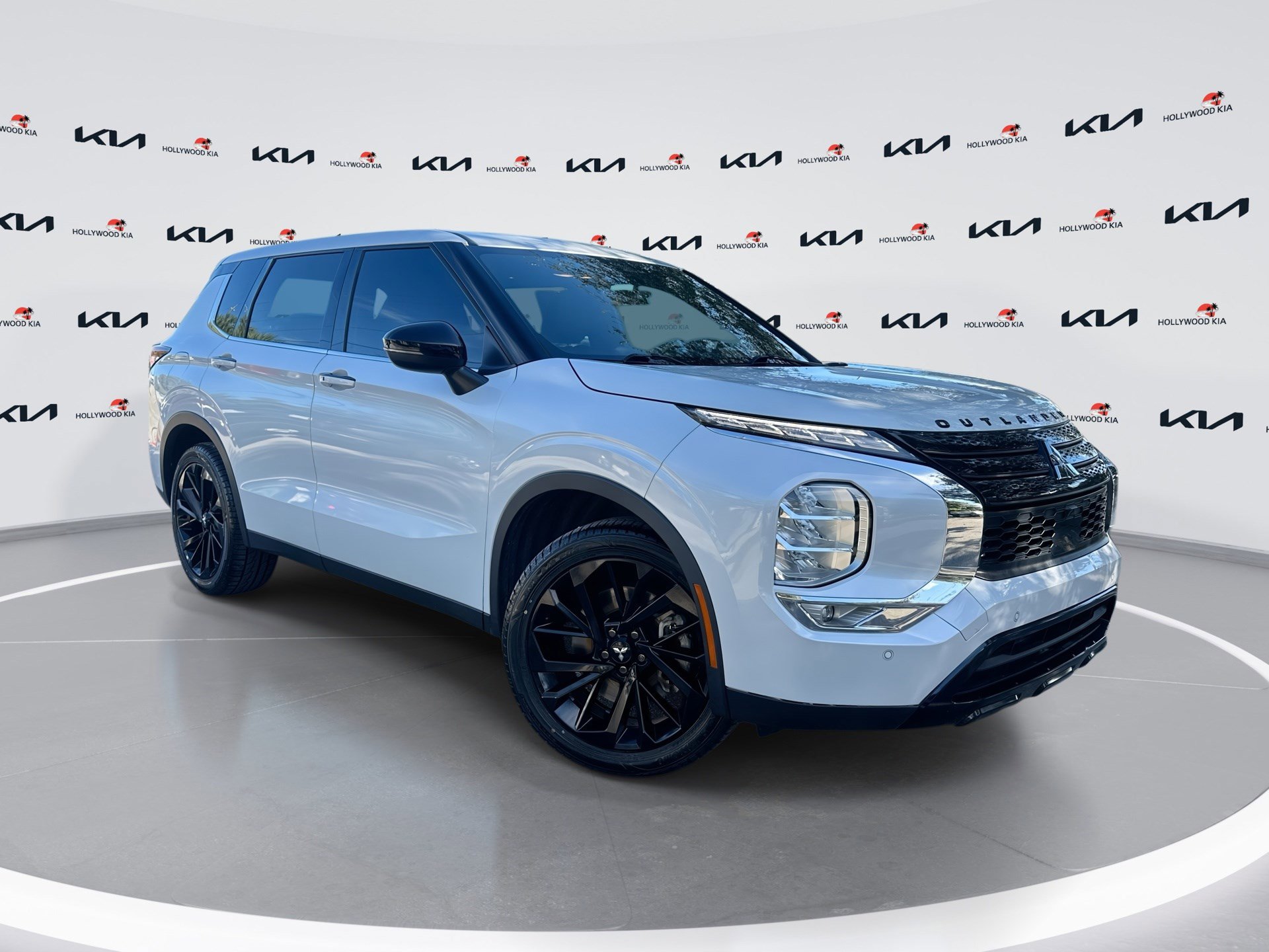 2022 Mitsubishi Outlander Black Edition's photo