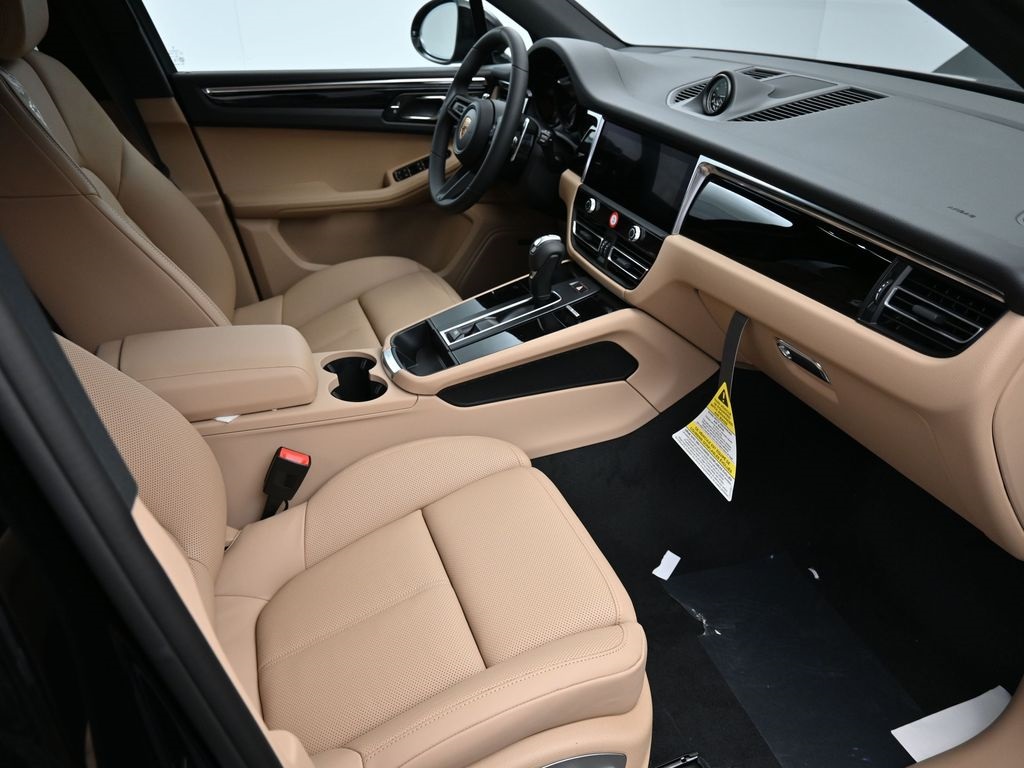 2026 Porsche Macan T photo 10