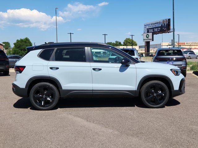 2025 Volkswagen Taos SE photo 2