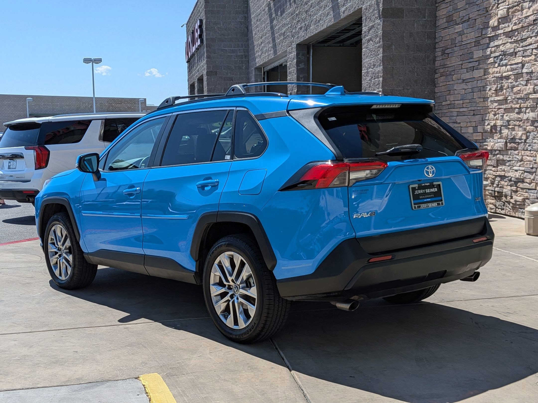 2019 Toyota RAV4 XLE Premium photo 3