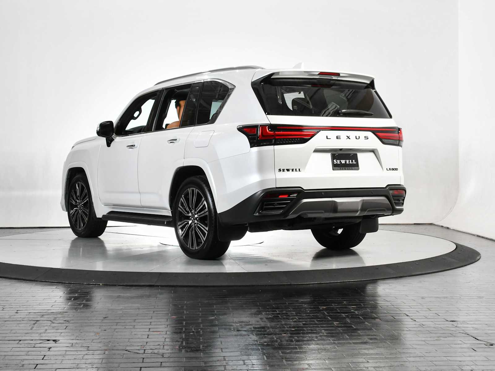 2025 Lexus LX 600 Luxury photo 3