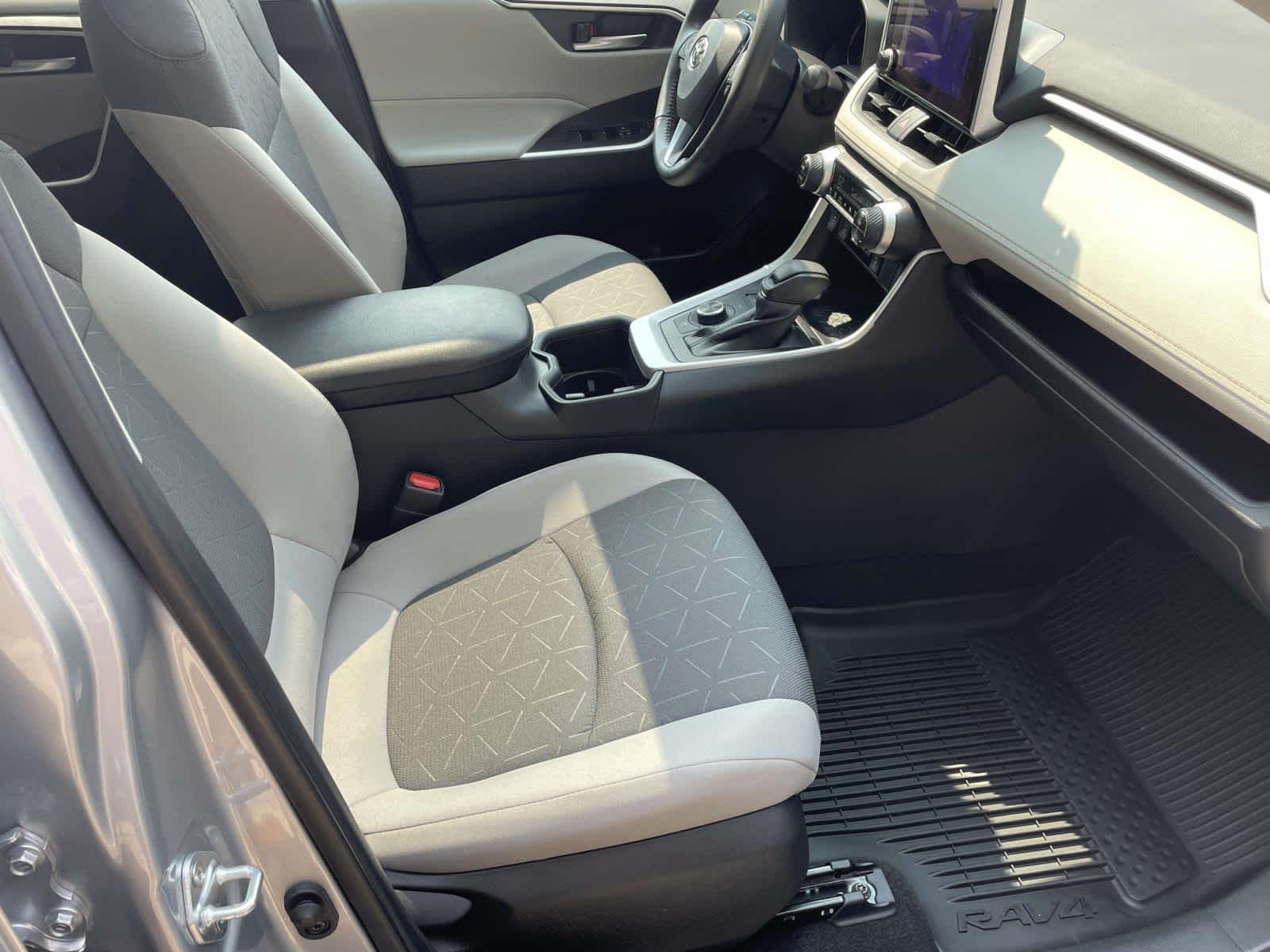 2024 Toyota RAV4 Hybrid XLE photo 15
