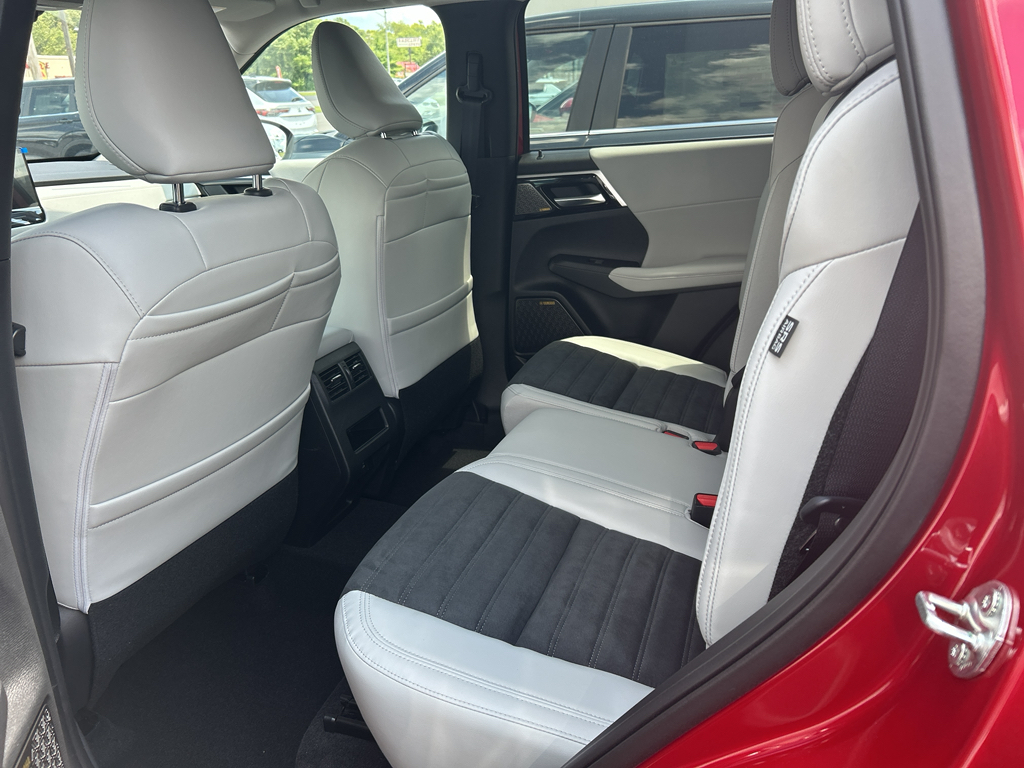 2025 Mitsubishi Outlander SE photo 9