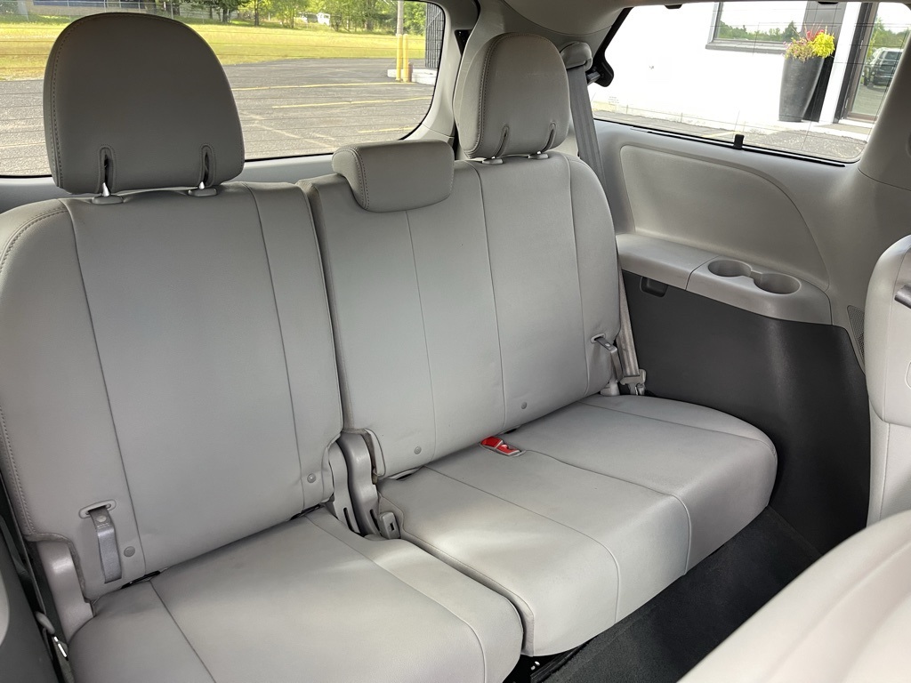 2017 Toyota Sienna XLE photo 31