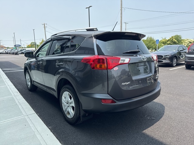 2015 Toyota RAV4 LE photo 2