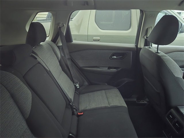 2021 Nissan Rogue SV photo 2