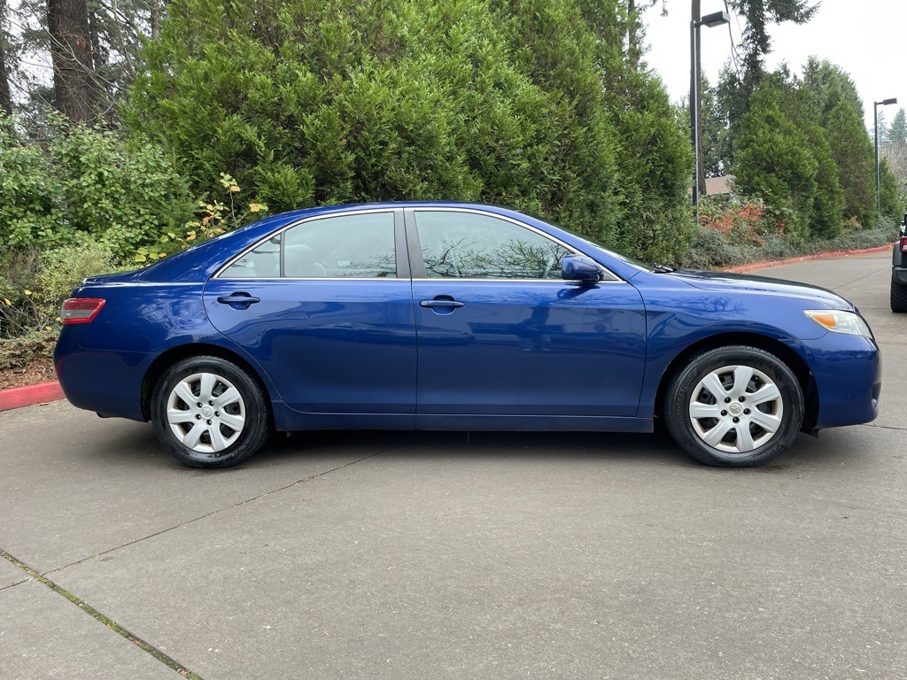 2011 Toyota Camry LE photo 3