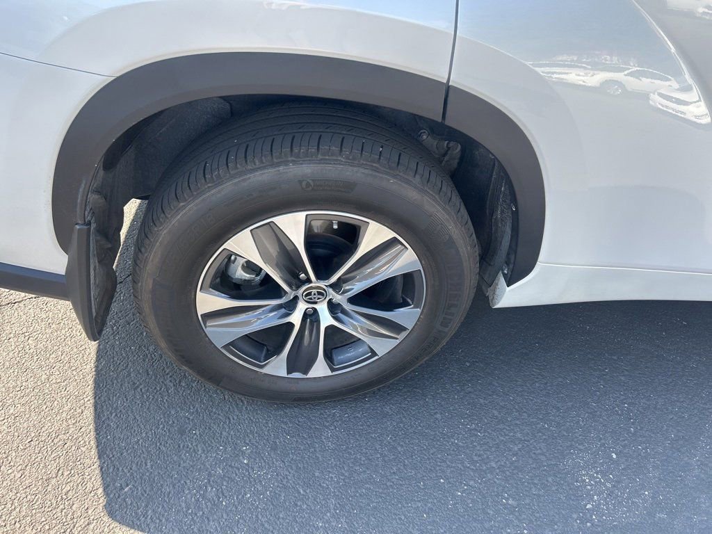 2024 Toyota Highlander XLE photo 11