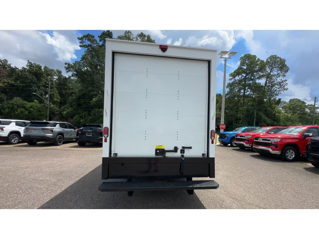 2025 Chevrolet Express Cutaway 3500 photo 2