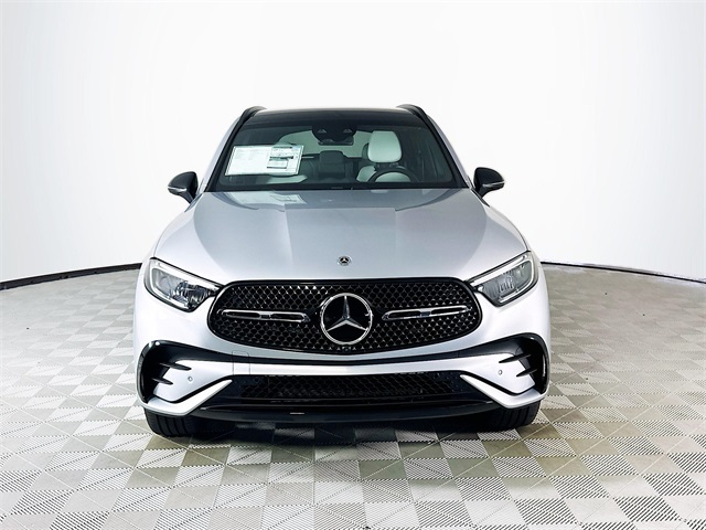 2025 Mercedes Benz GLC 300 photo 2