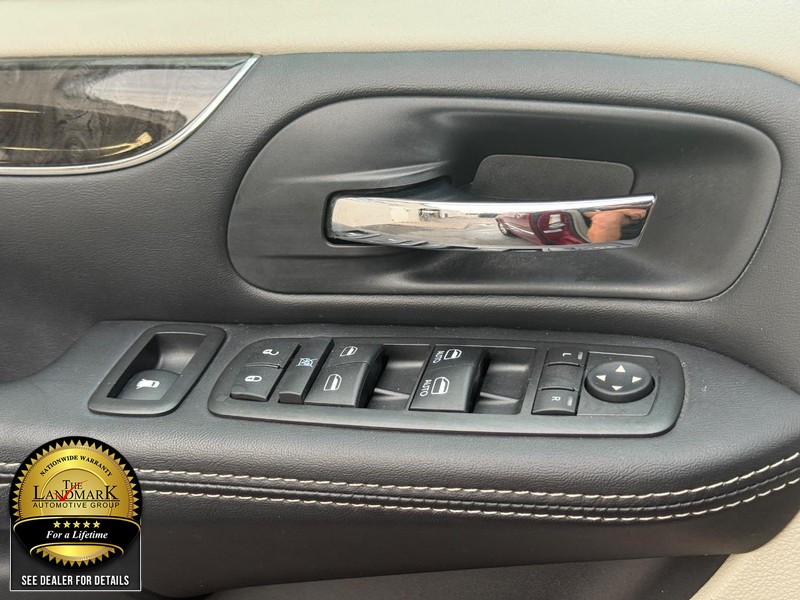 2016 Chrysler Town & Country Touring photo 23