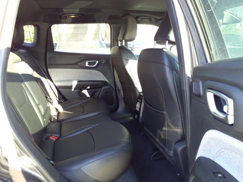 2024 Jeep Compass Latitude Lux photo 10