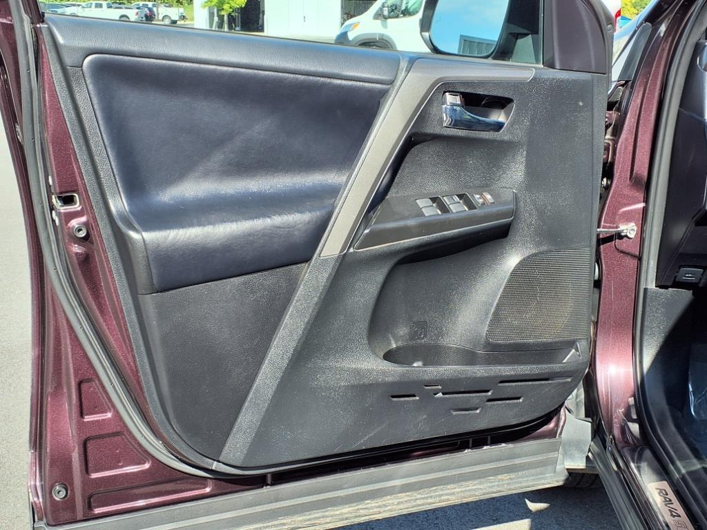 2017 Toyota RAV4 SE photo 3