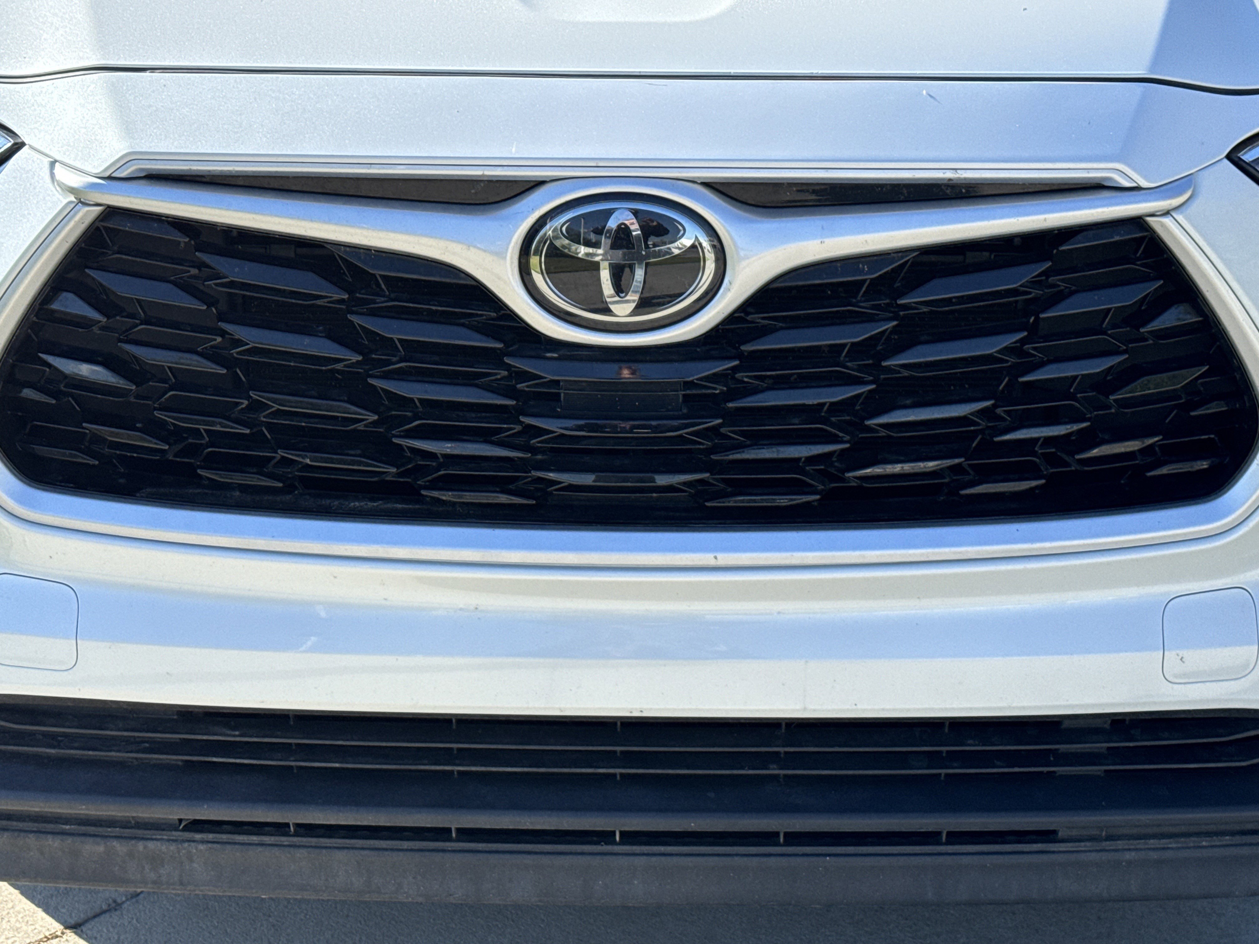 2021 Toyota Highlander LE photo 2