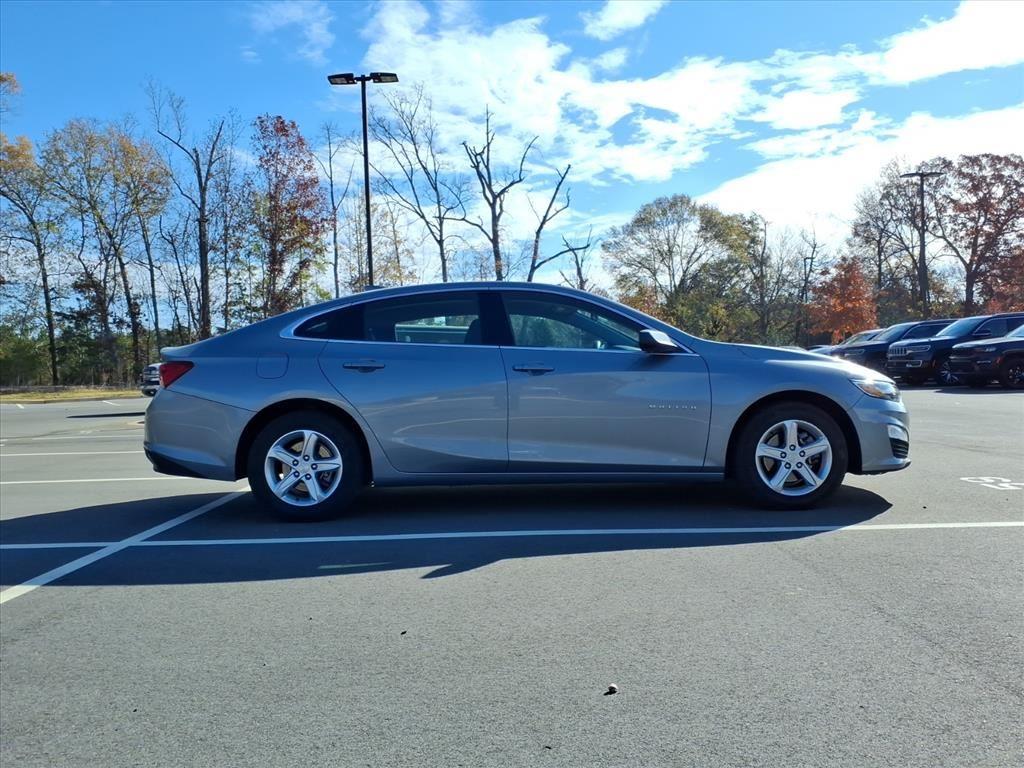 2024 Chevrolet Malibu 1LT photo 2